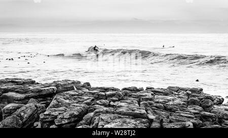 Pericolo di Surf Reef in Cape Town False Bay sobborgo di San Giacomo in Africa del sud del litorale atlantico Foto Stock