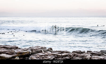 Pericolo di Surf Reef in Cape Town False Bay sobborgo di San Giacomo in Africa del sud del litorale atlantico Foto Stock