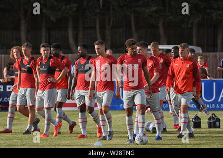 Swindon, Wiltshire, Regno Unito, 7 luglio 2019 la città di Swindon Fc gioca il Supermarine Fc friendly pre-stagione testa di giocatori sul campo Foto Stock