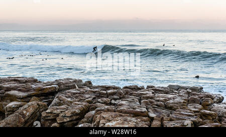 Pericolo di Surf Reef in Cape Town False Bay sobborgo di San Giacomo in Africa del sud del litorale atlantico Foto Stock