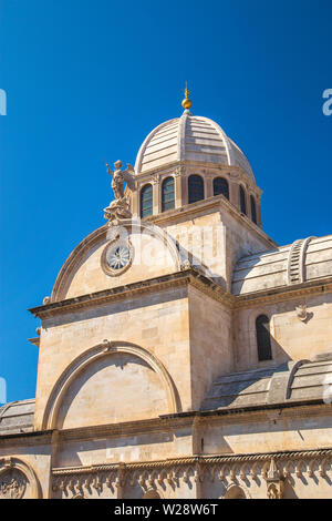 Croazia, città di Sibenik, la cattedrale di San Giacomo, triple-navata basilica, dettaglio della cupola e sculture sul tetto Foto Stock