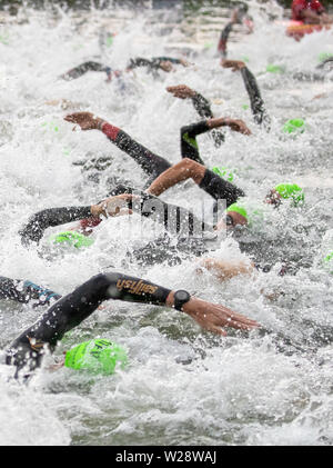 Hilpoltstein, Germania. 07 Luglio, 2019. Triatleti inizia con la fase di nuoto alla sfida Datev Roth. Nel XVIII edizione del triathlon, i partecipanti devono nuotare 3.8 km, ciclo di 180 km ed eseguire 42 km. Credito: Daniel Karmann/dpa/Alamy Live News Foto Stock