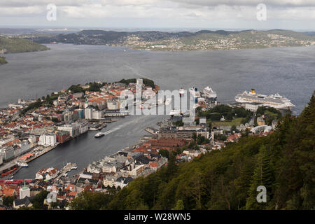 La vista del porto e della città di Bergen, Norvegia, dalla cima della montagna del centro visitatori presso il monte Fløyen. Foto Stock