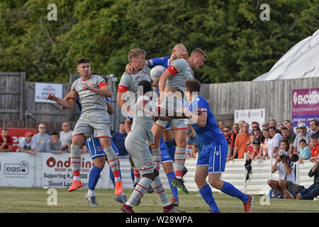 Città di Swindon giocatori fc andare per il traguardo dopo una croce in mentre il Supermarine fc cerco di difendere al webbswood stadium preseason partita amichevole Foto Stock