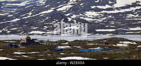 Lago ghiacciato Vassijaure in giugno, nel nord della Svezia. Foto Stock