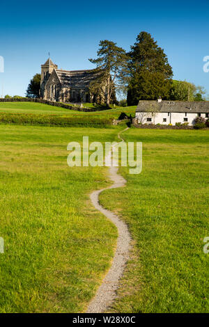 Regno Unito, Cumbria, Hawkshead, lungi Sawrey, percorso attraverso Hawkshead Flat verso case e la chiesa di San Pietro Foto Stock