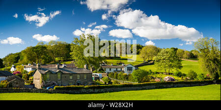 Regno Unito, Cumbria, Hawkshead, Near Sawrey, case di villaggio accanto alla corsia di pietre e legno di banca, panoramica Foto Stock