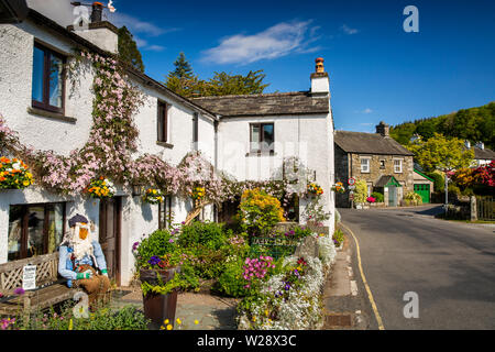 Regno Unito, Cumbria, Hawkshead, Near Sawrey, Beatrix Potter Mr McGregor carattere figura nel giardino della fibbia Yeat Guest House Foto Stock