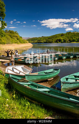 Regno Unito, Cumbria, Hawkshead, maneggio, Esthwaite acqua Pesca di Trote, noleggiare barche a remi in barca House Foto Stock