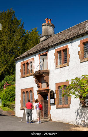 Regno Unito, Cumbria, Hawkshead, i visitatori in attesa di tour oraria al di fuori di William Wordsworth della vecchia scuola di grammatica Foto Stock