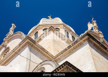 Croazia, città di Sibenik, la cattedrale di San Giacomo, triple-navata basilica, dettaglio della cupola e sculture sul tetto Foto Stock