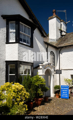 Regno Unito, Cumbria, Hawkshead, la Piazza e Chiesa Metodista, segno accoglienza dei visitatori Foto Stock