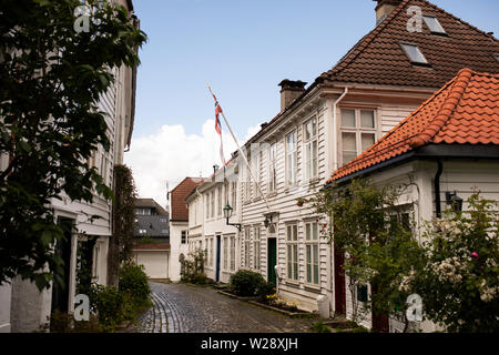 Cottage storico di battere bandiera norvegese sulla famosa strada di Lille Markeveien a Bergen, Norvegia. Foto Stock