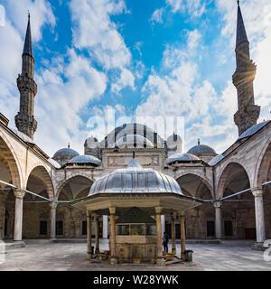 Cortile della moschea Sehzade una moschea imperiale costruito nel XVI secolo e situato nel quartiere di Fatih, Istanbul, Turchia Foto Stock