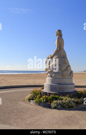 Il N.H.Marine Memorial è il N.H.statua in granito dedicato a tutti serviceperson perso o sepolto in mare durante la Guerra Mondiale ll. Hampton Beach, NH, Stati Uniti d'America. Foto Stock