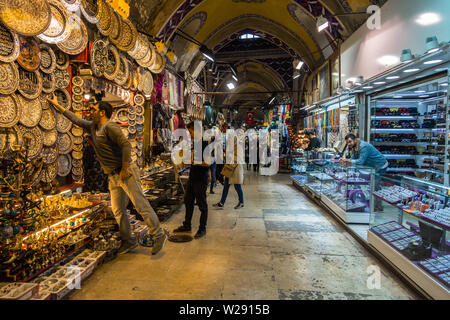 Il Grand Bazaar di Istanbul è una delle mete turistiche più frequentate del mondo. Istanbul, Turchia, Ottobre 2018 Foto Stock