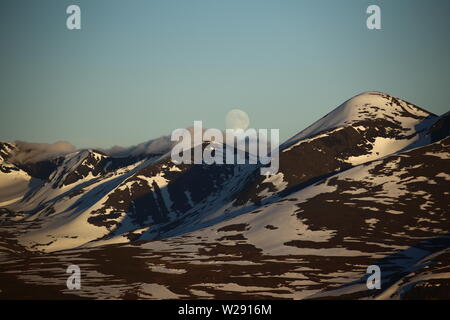 Nuvole spunto su montagne in Abisko National Park in Svezia. Foto Stock