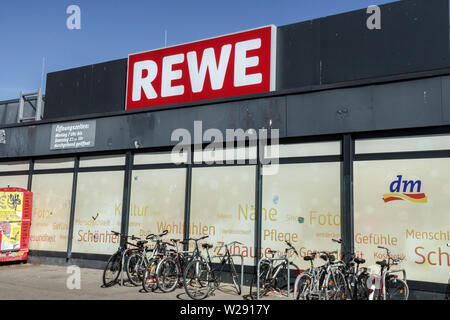 Logo di Rewe, biciclette al supermercato, Berlino Germania Foto Stock