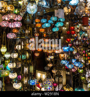 Tipiche lampade colorate per la vendita a Istanbul Grand Bazaar, Turchia Foto Stock