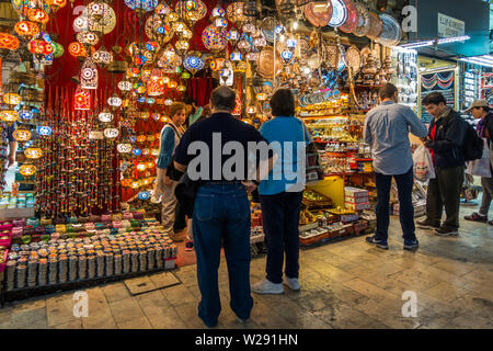 I turisti acquistano lampade e altri souvenir artigianale al Grand Bazaar. Istanbul, Turchia, Ottobre 2018 Foto Stock