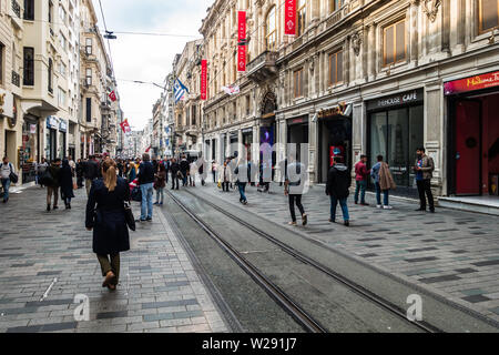 Viale Istiklal è un elegante strada pedonale in Istanbul Beyoglu quartiere che ospita negozi, ristorante, bar, boutique e gallerie d' arte Foto Stock