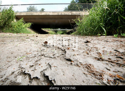 Dinslaken, Germania. 06 Luglio, 2019. Una grande parte del Rotbach riverbed è buona come prosciugato. La mancanza di pioggia è la causa più e più problemi per i ruscelli e piccoli piedi in Renania settentrionale-Vestfalia. Credito: Roland Weihrauch/dpa/Alamy Live News Foto Stock