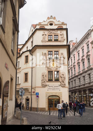 L'hotel Aurus in Karlova Street nella città vecchia di Praga, la Repubblica ceca ha un ornato decorata facciata stretta con sculture in pietra Foto Stock