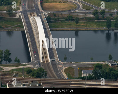 Vista aerea su Praga ponte di Troja, Repubblica Ceca. Vista panoramica dal velivolo. nella giornata di sole. Foto Stock