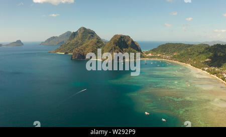 Vista aerea bay con laguna e acque turchesi su un isola tropicale contro lo sfondo delle montagne. Corong corong beach, El Nido, PALAWAN FILIPPINE. Estate viaggi e concetto di vacanza Foto Stock