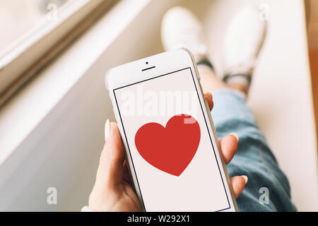 Telefono cellulare con un cuore e amore sul display Foto Stock