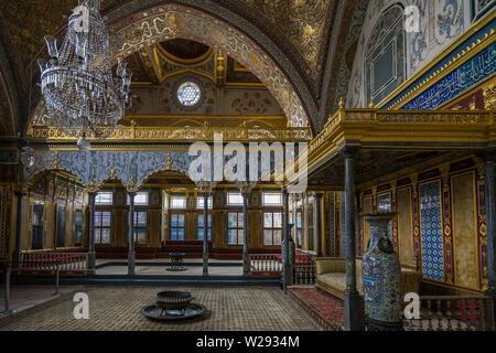 Le lussuose e decorate splendidamente Sala del Trono del Palazzo Topkapi harem. Istanbul, Turchia, Ottobre 2018 Foto Stock