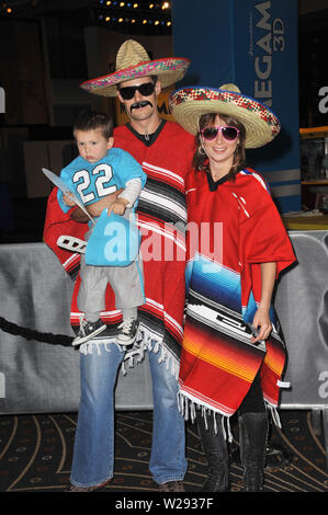 LOS ANGELES, CA. Ottobre 31, 2010: Mary Lynn Rajskub & marito Matthew Rolph & figlio Valentine presso il Los Angeles premiere di 'MegaMind" presso il Teatro Cinese di Mann, Hollywood. © 2010 Paul Smith / Featureflash Foto Stock