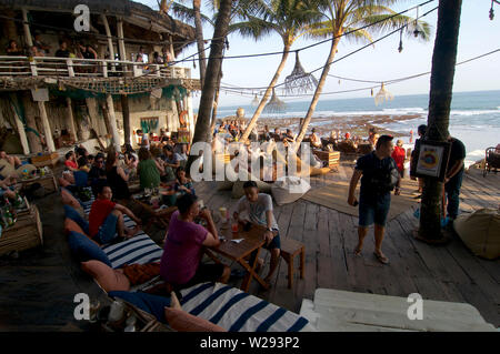 Canggu, Bali, Indonesia - 6 Giugno 2019 : vista su una spiaggia bellissima terrazza ristorante affollato di turisti presso la famosa spiaggia di Echo in Canggu, Bali Foto Stock