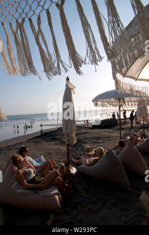 Canggu, Bali, Indonesia - 6 Giugno 2019 : i turisti si divertono sulla spiaggia bean bag presso la famosa spiaggia di Echo in Canggu, Bali - Indonesia Foto Stock