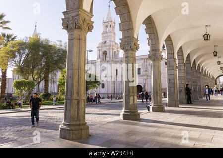 Arequipa, Perù - Scene di strada a Plaza de Armas, la piazza principale di Arequipa, Perù, Sud America. Foto Stock