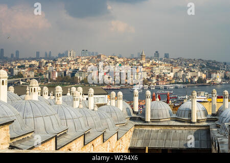 Vista di Istanbul Galata district skyline e lo stretto del Bosforo dalle cupole della Moschea Suleymaniye Turchia Foto Stock