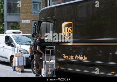 Un UPS (United Parcel Service) consegna van per le strade di Londra, Regno Unito Foto Stock