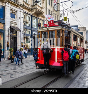 Istanbul tram nostalgico corre in Istiklal Street da Taksim Square. È molto popolare per i trasporti locali e turisti. Istanbul, Turchia, Ottobre 2018 Foto Stock