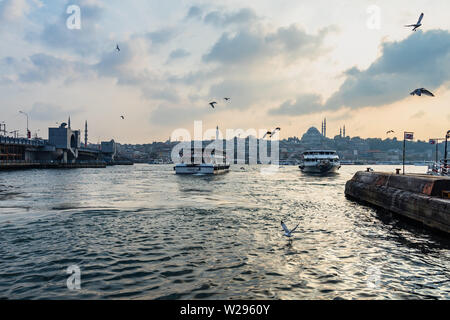 Vista panoramica di Istanbul da Karakoy pier vicino al Ponte di Galata, con lo stretto del Bosforo piena di traghetti e gabbiani.Istanbul, Turchia, Ottobre 2018 Foto Stock