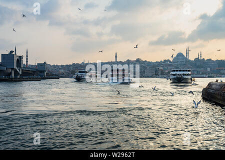 Vista panoramica di Istanbul da Karakoy pier vicino al Ponte di Galata, con lo stretto del Bosforo piena di traghetti e gabbiani.Istanbul, Turchia, Ottobre 2018 Foto Stock