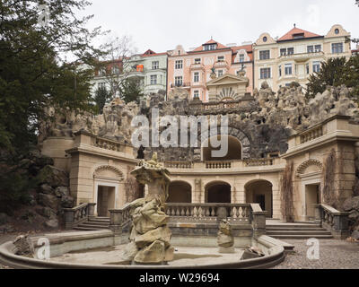 La grotta, uno stile art nouveau fontana in costruzione Havlíčkovy sady, il Havlicek giardini a Praga nella Repubblica Ceca Foto Stock