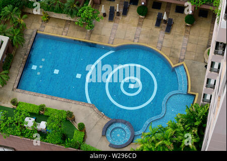 La piscina e il giardino sulla sommità dell'edificio di appartamenti Foto Stock