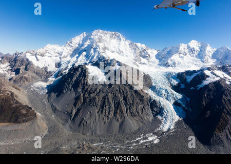 Incredibili montagne dalle vette innevate & valle con cielo blu vista da Battenti aereo, Aoraki / Parco nazionale di Mount Cook nell'Isola Sud della Nuova Zelanda Foto Stock