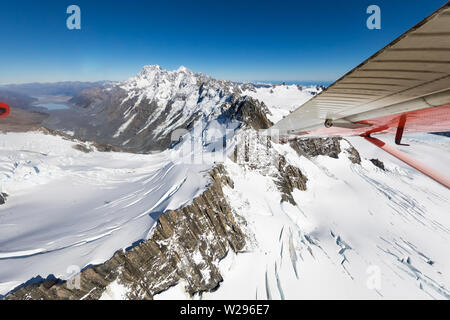 Incredibili montagne dalle vette innevate & valle con cielo blu vista da Battenti aereo, Aoraki / Parco nazionale di Mount Cook nell'Isola Sud della Nuova Zelanda Foto Stock