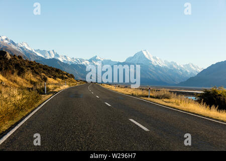 Strada che conduce alla neve e ghiacciai cime innevate della Nuova Zelanda, il Sud delle Alpi compreso il loro picco più alto - o Aoraki Monte Cook dalla strada di accesso Foto Stock