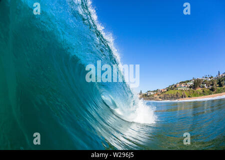 Ocean nuoto closeup crash cava ondata di acqua blu sulla spiaggia sandbar. Foto Stock