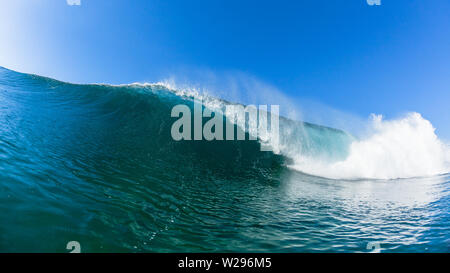 Ocean nuoto closeup crash cava ondata di acqua blu sulla spiaggia sandbar. Foto Stock