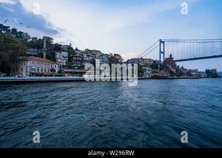 Istanbul cityscape da un traghetto barca vela lo stretto del Bosforo verso Fatih Sultan Mehmet (il secondo ponte sul Bosforo), Istanbul, Turchia Foto Stock