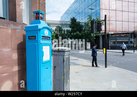 Una città in disuso di Londra pubblica polizia blu chiamata telefonica nei pressi della città di Londra Inghilterra, Regno Unito Foto Stock