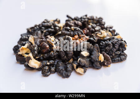 Pila di noci neri isolati su sfondo bianco. Foto Stock